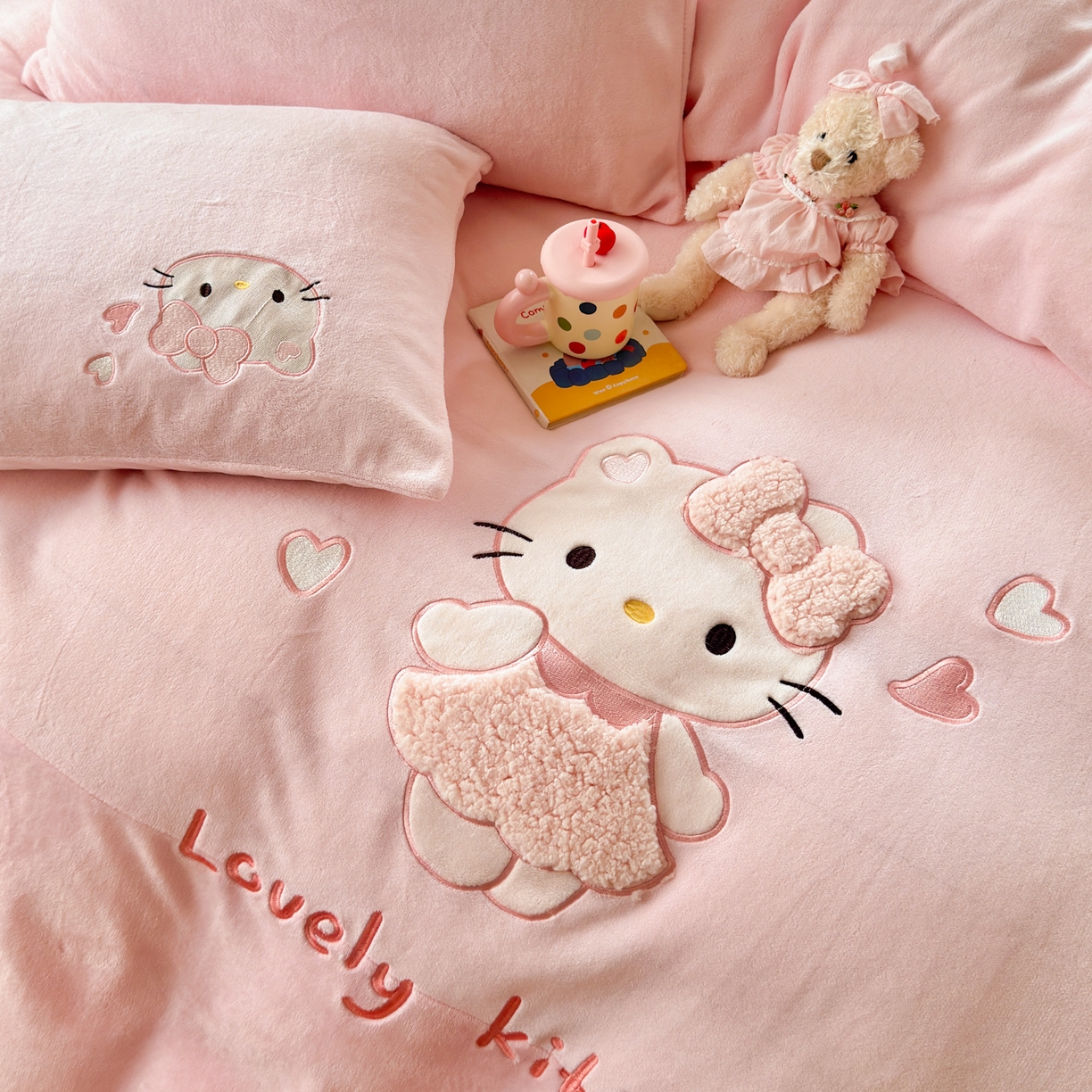 91家纺网 家纺一手货源 找家纺 卡诗兰 2025新款贴布绣牛奶绒四件套 粉糯kitty