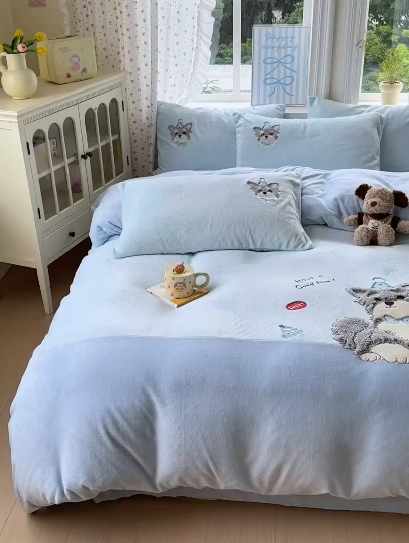 91家纺网 家纺一手货源 找家纺 卡诗兰 2025新款贴布绣牛奶绒四件套 查理狗