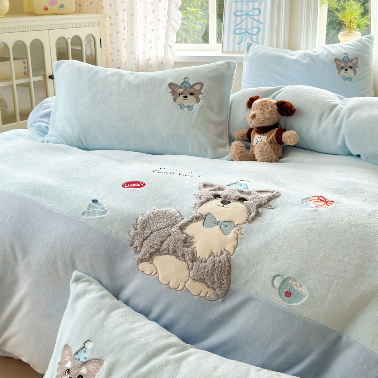 91家纺网 家纺一手货源 找家纺 卡诗兰 2025新款贴布绣牛奶绒四件套 查理狗