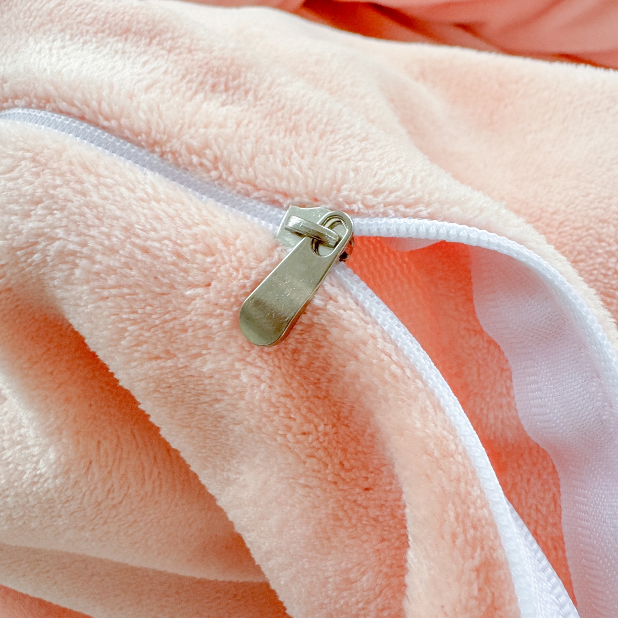 91家纺网 家纺一手货源 找家纺 卡诗兰 2025新款贴布绣牛奶绒四件套 安吉拉喵