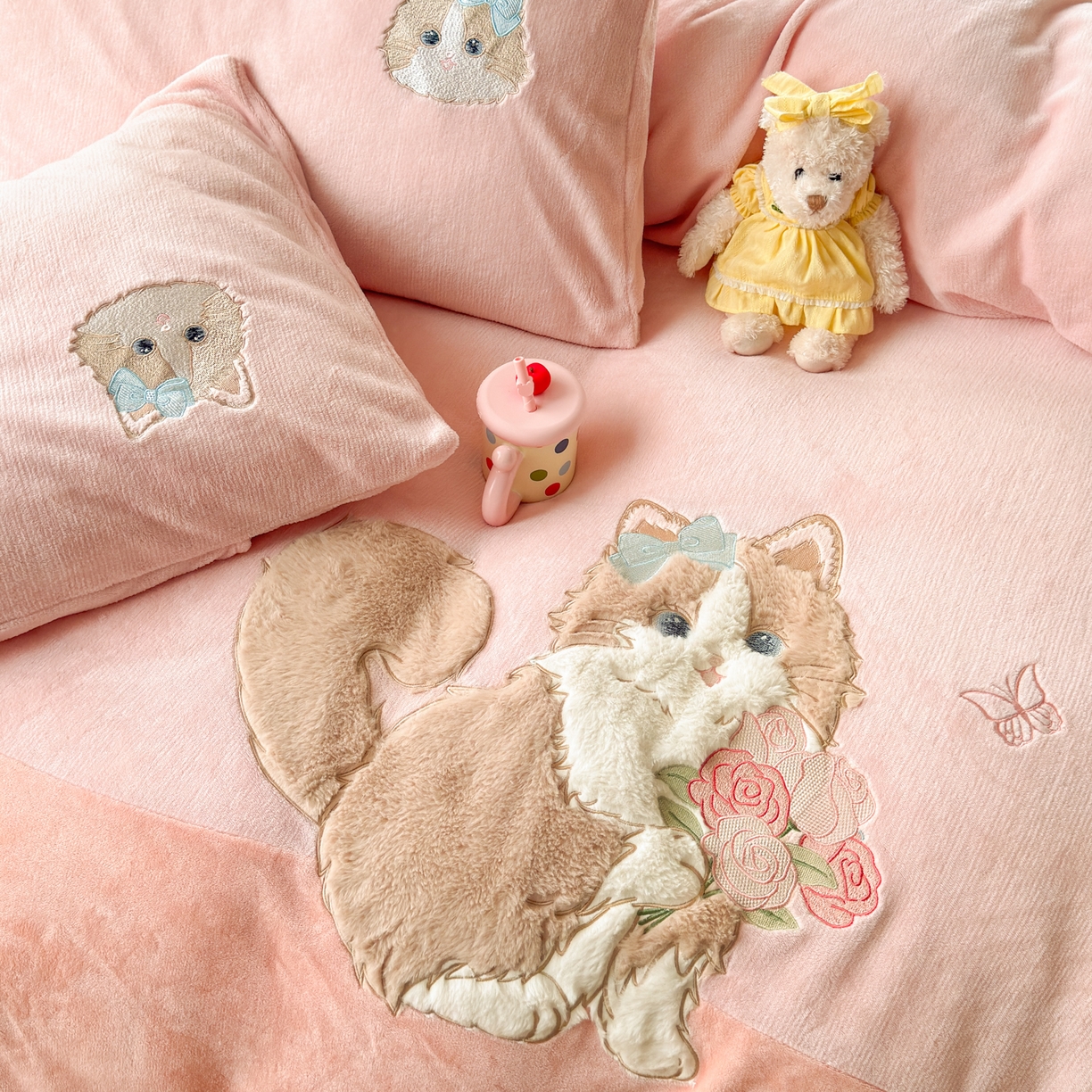 91家纺网 家纺一手货源 找家纺 卡诗兰 2025新款贴布绣牛奶绒四件套 安吉拉喵