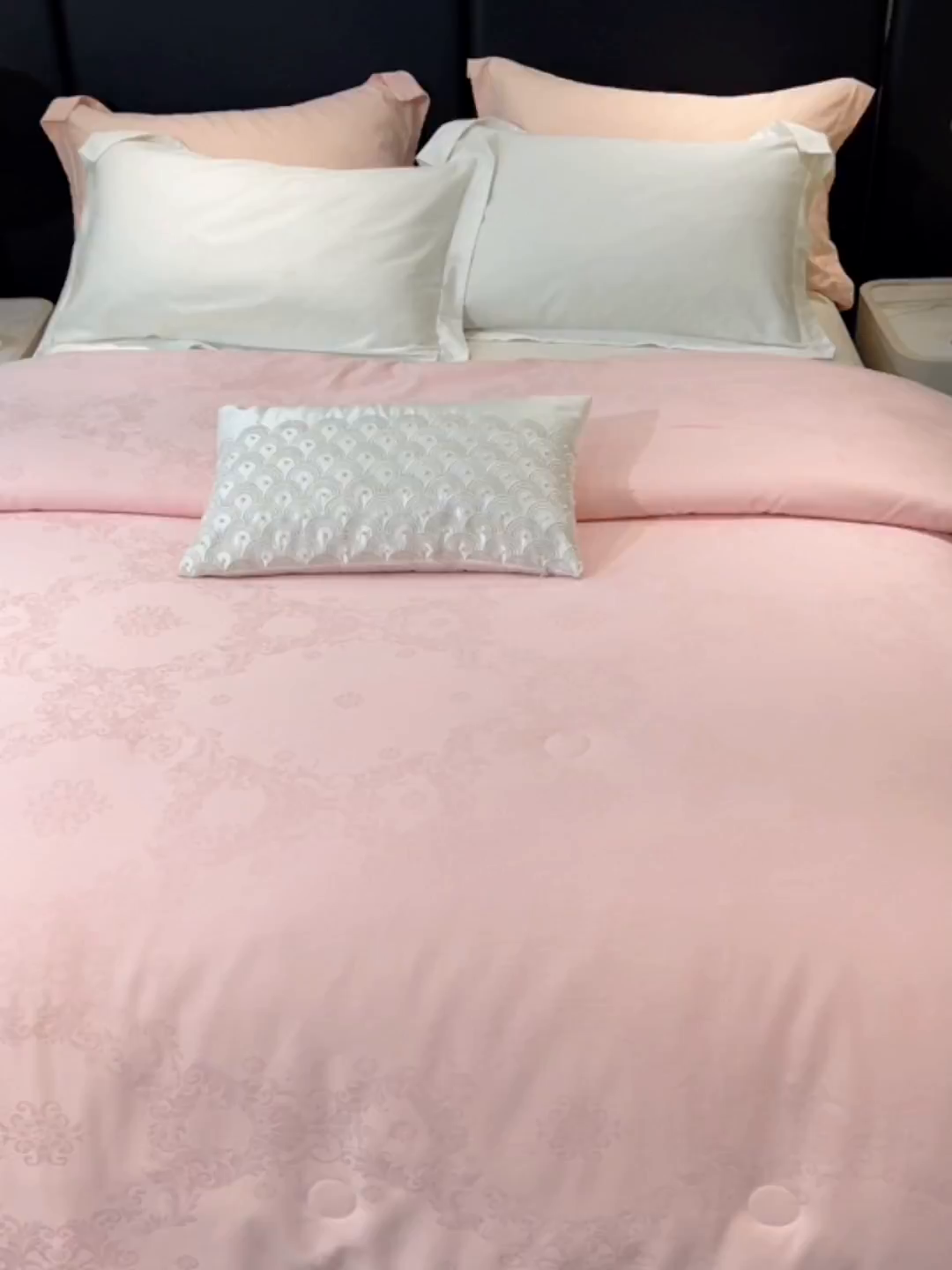 91家纺网 家纺一手货源 找家纺 VIP被业 2025新款60S全棉大提花大豆冬被被子被芯 粉色