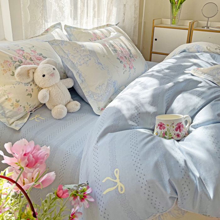 91家纺网 家纺一手货源 找家纺 曲之慕 2026春夏新款全棉纯棉小清新印花系列四件套床单床笠 蓝色觅境