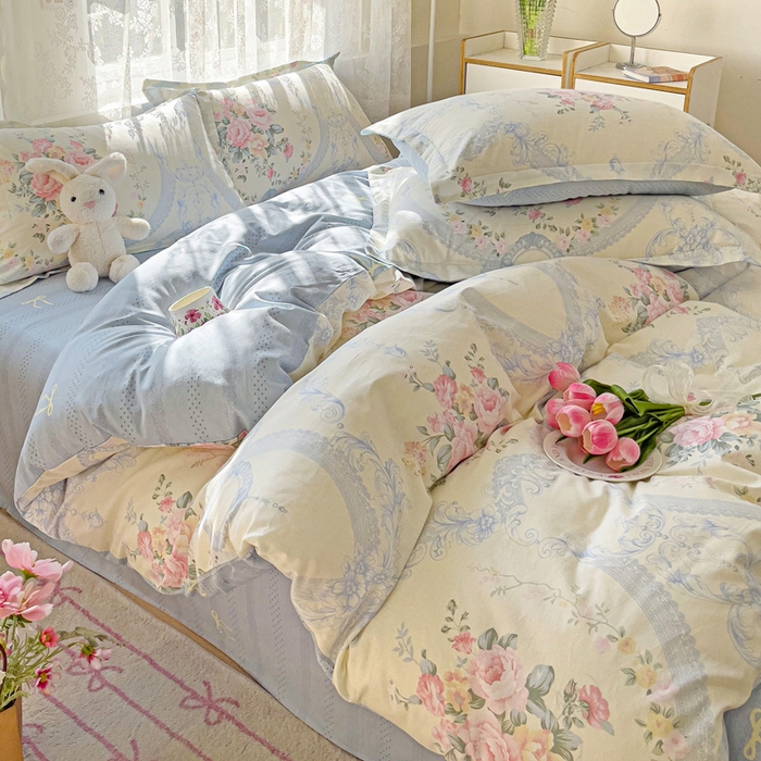 91家纺网 家纺一手货源 找家纺 曲之慕 2026春夏新款全棉纯棉小清新印花系列四件套床单床笠 蓝色觅境