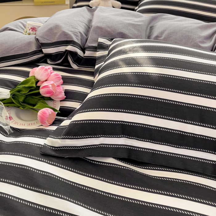 91家纺网 家纺一手货源 找家纺 曲之慕 2026春夏新款全棉纯棉小清新印花系列四件套床单床笠 条纹空间