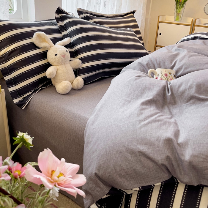 91家纺网 家纺一手货源 找家纺 曲之慕 2026春夏新款全棉纯棉小清新印花系列四件套床单床笠 条纹空间