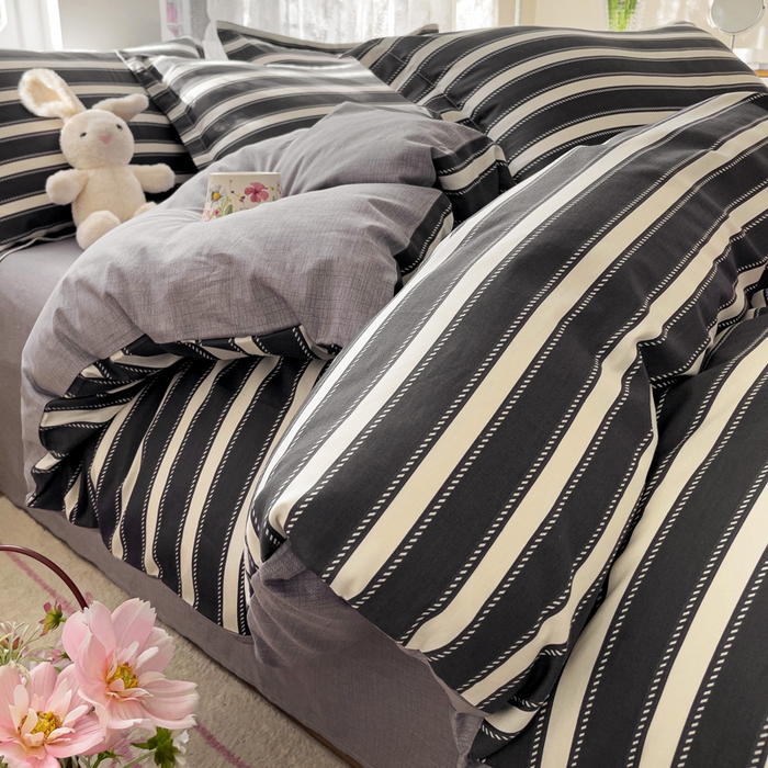 91家纺网 家纺一手货源 找家纺 曲之慕 2026春夏新款全棉纯棉小清新印花系列四件套床单床笠 条纹空间