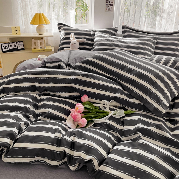 91家纺网 家纺一手货源 找家纺 曲之慕 2026春夏新款全棉纯棉小清新印花系列四件套床单床笠 条纹空间