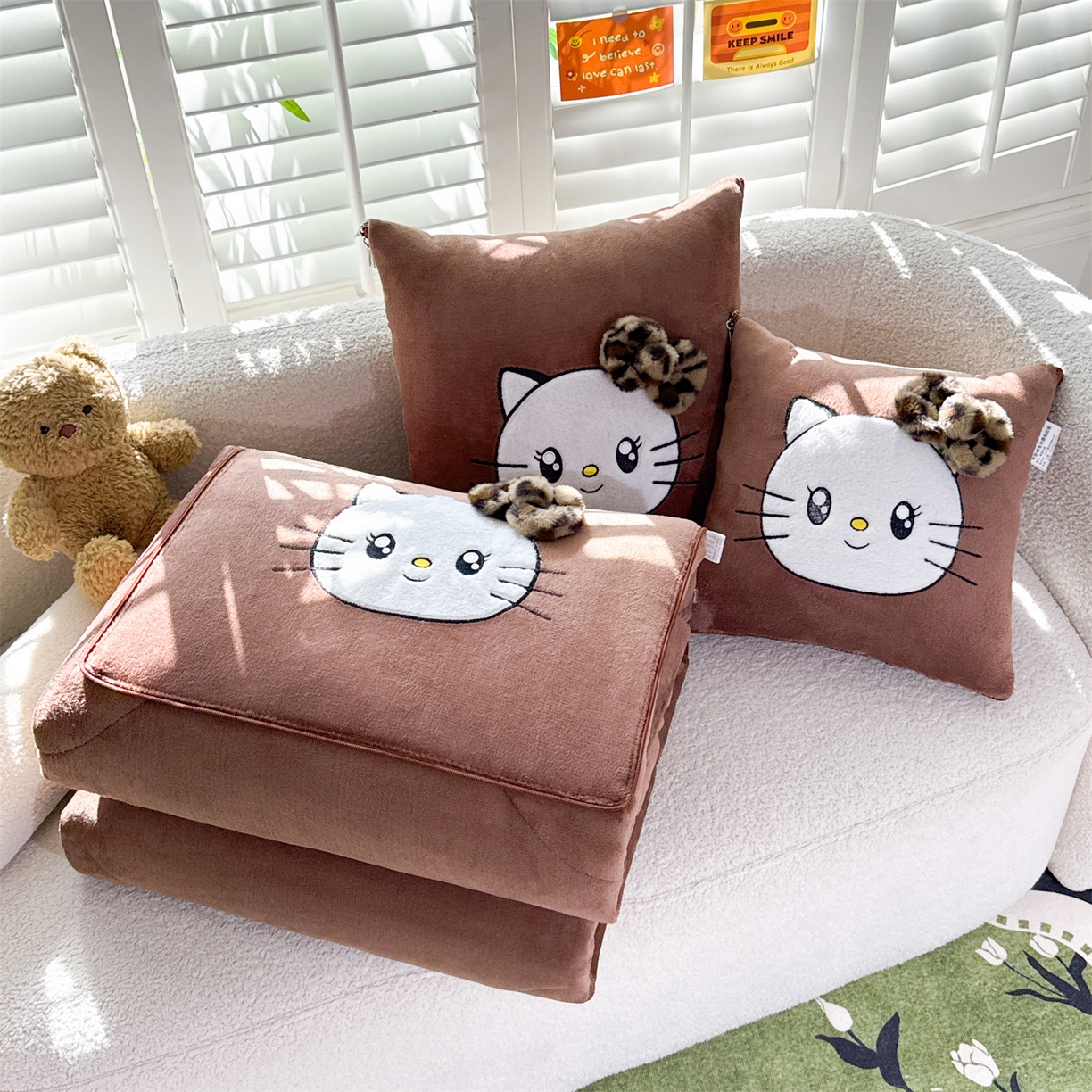 91家纺网 家纺一手货源 找家纺 （总）宝马家纺（原梦童画） 2025新款牛奶绒贴布绣抱枕被可爱猫咪