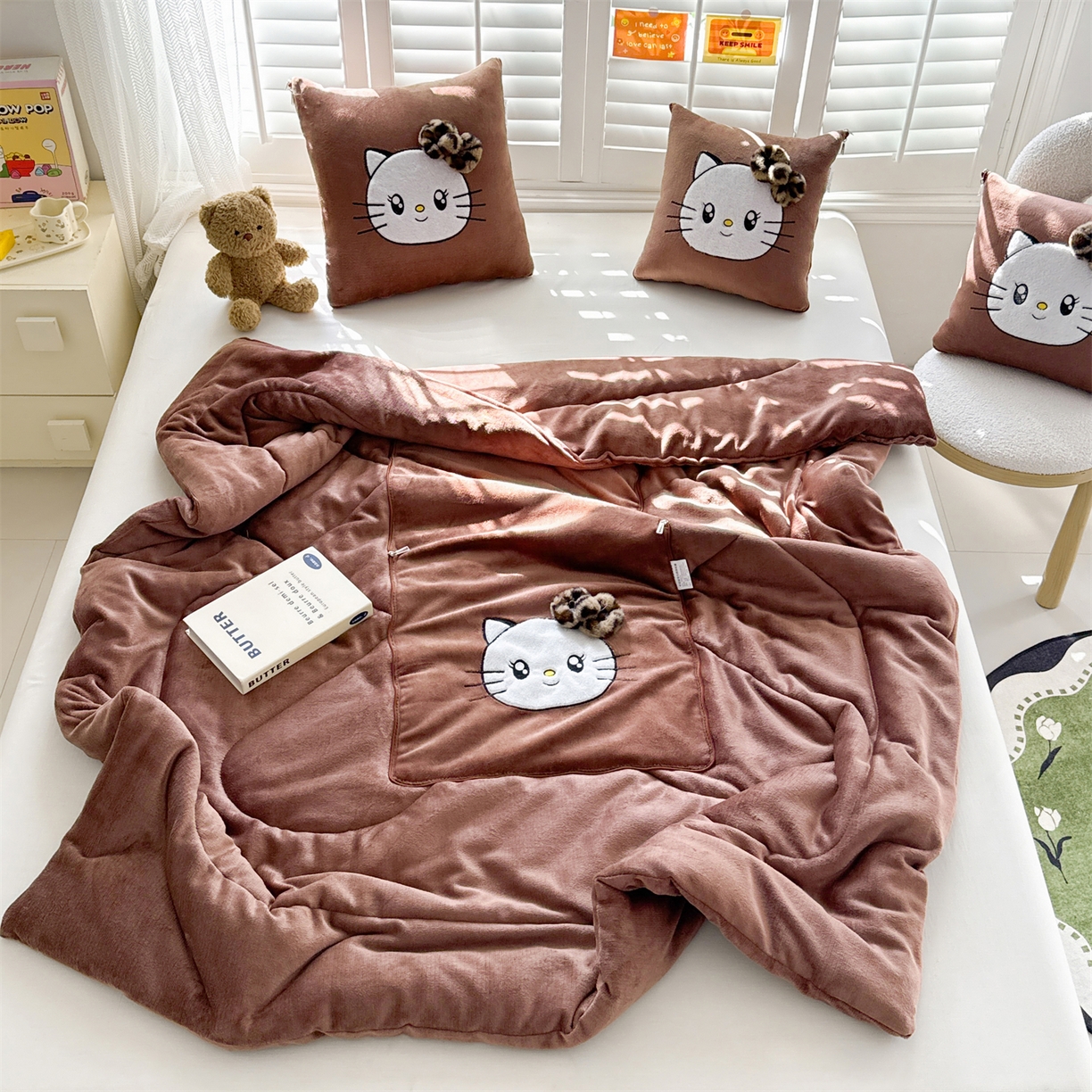 91家纺网 家纺一手货源 找家纺 （总）宝马家纺（原梦童画） 2025新款牛奶绒贴布绣抱枕被可爱猫咪