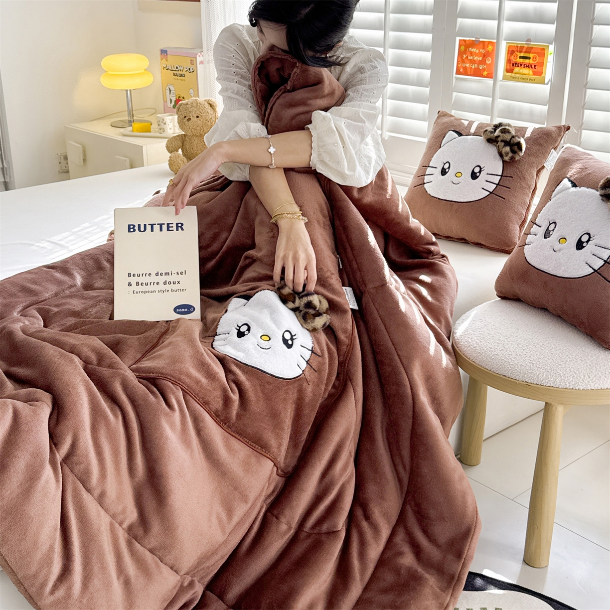 91家纺网 家纺一手货源 找家纺 （总）宝马家纺（原梦童画） 2025新款牛奶绒贴布绣抱枕被可爱猫咪