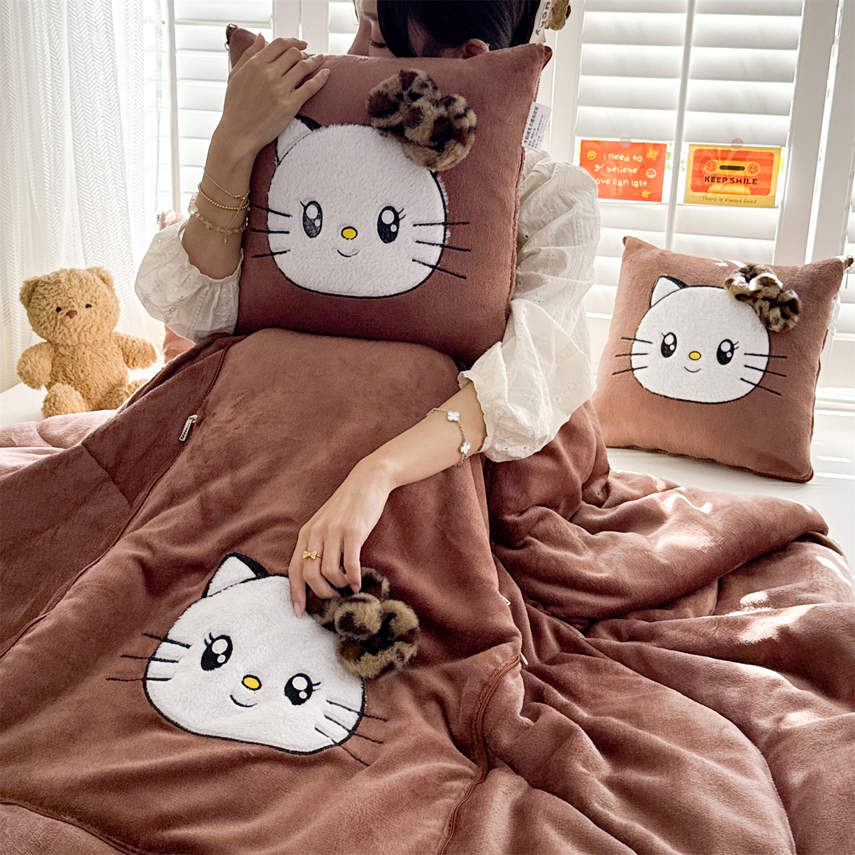 91家纺网 家纺一手货源 找家纺 （总）宝马家纺（原梦童画） 2025新款牛奶绒贴布绣抱枕被可爱猫咪