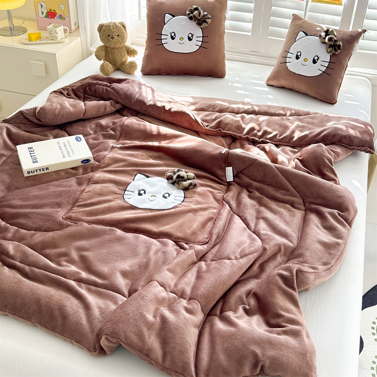 91家纺网 家纺一手货源 找家纺 （总）宝马家纺（原梦童画） 2025新款牛奶绒贴布绣抱枕被可爱猫咪