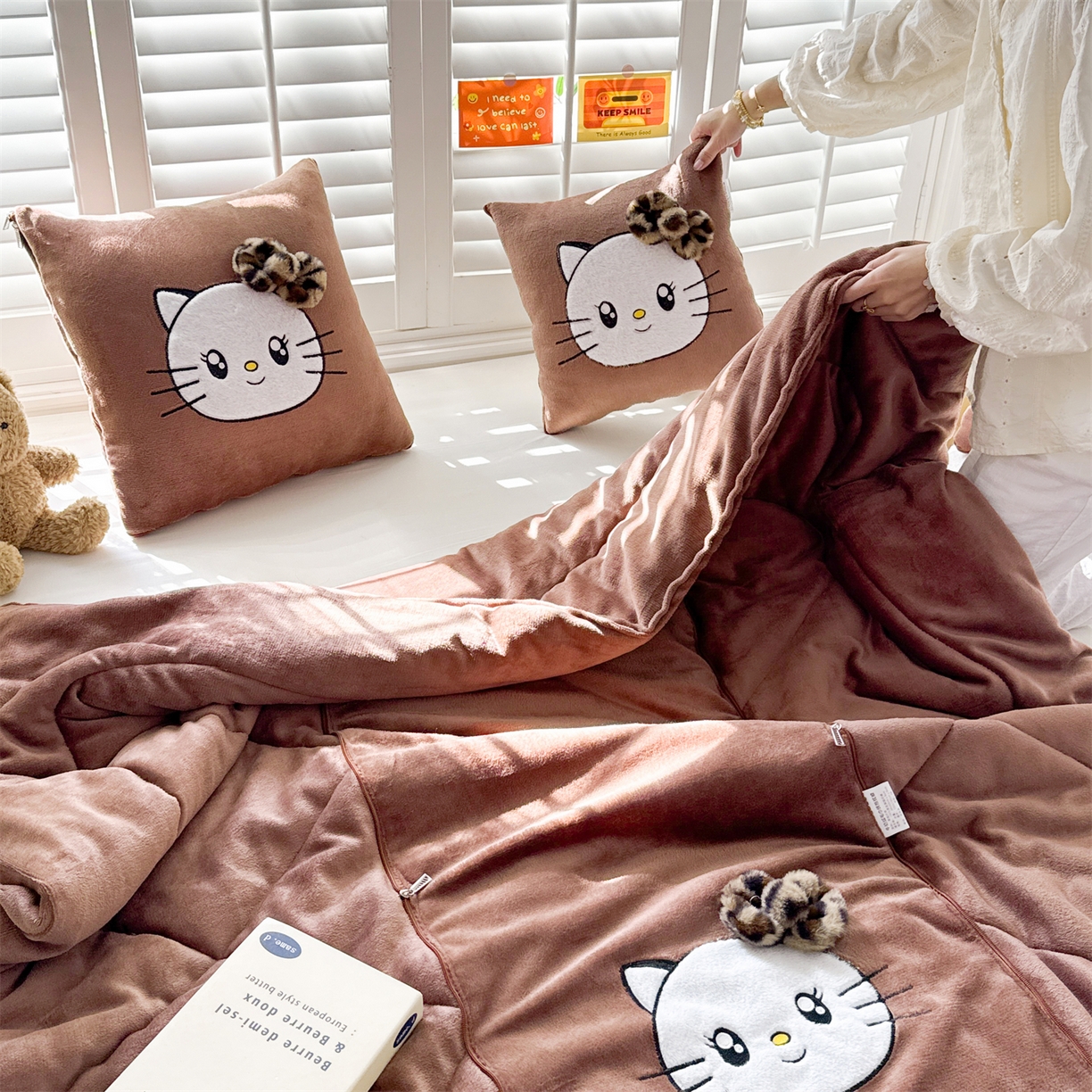 91家纺网 家纺一手货源 找家纺 （总）宝马家纺（原梦童画） 2025新款牛奶绒贴布绣抱枕被可爱猫咪