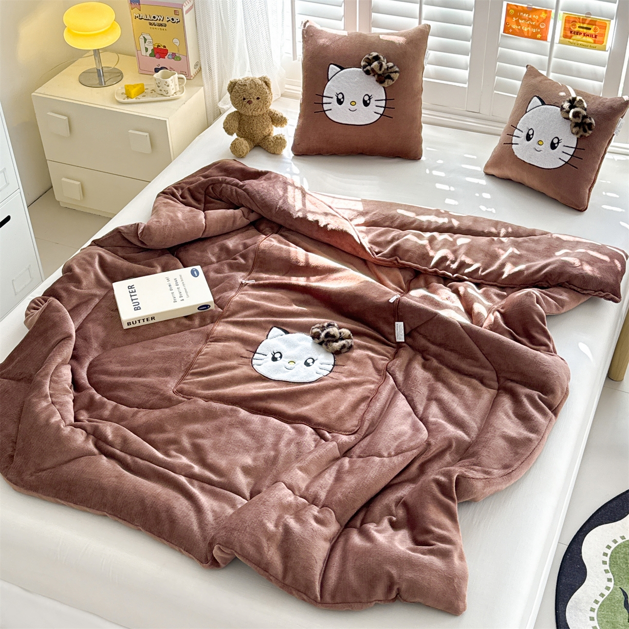 91家纺网 家纺一手货源 找家纺 （总）宝马家纺（原梦童画） 2025新款牛奶绒贴布绣抱枕被可爱猫咪