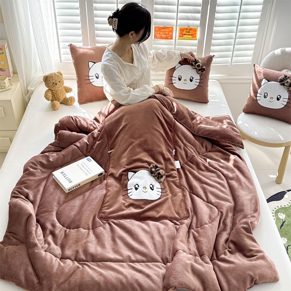 91家纺网 家纺一手货源 找家纺 （总）宝马家纺（原梦童画） 2025新款牛奶绒贴布绣抱枕被可爱猫咪