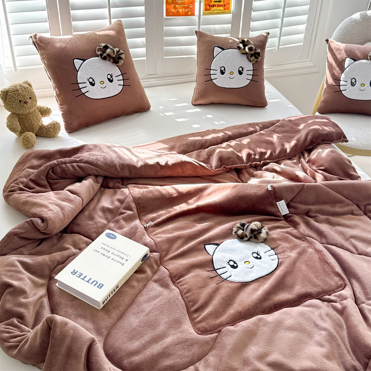 91家纺网 家纺一手货源 找家纺 （总）宝马家纺（原梦童画） 2025新款牛奶绒贴布绣抱枕被可爱猫咪