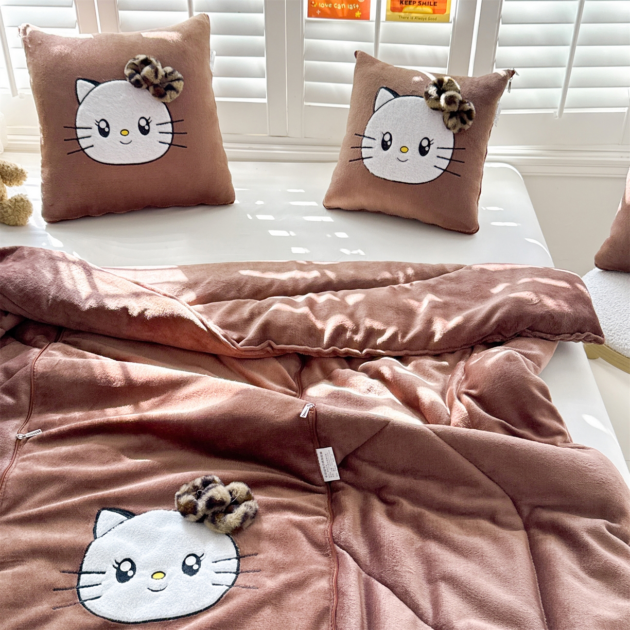 91家纺网 家纺一手货源 找家纺 （总）宝马家纺（原梦童画） 2025新款牛奶绒贴布绣抱枕被可爱猫咪