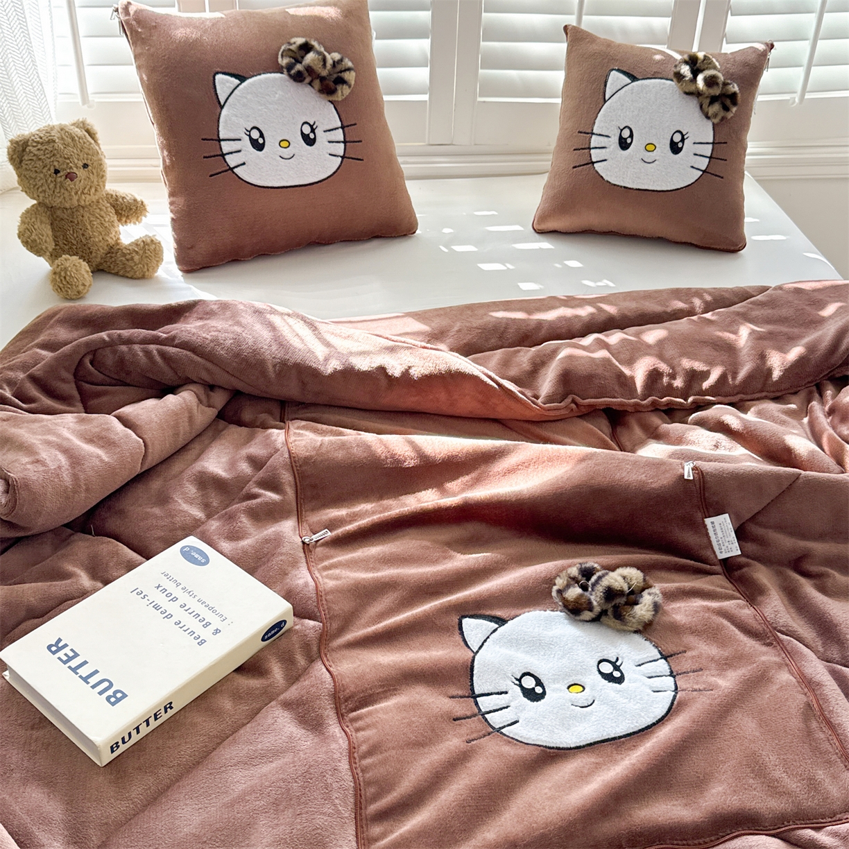 91家纺网 家纺一手货源 找家纺 （总）宝马家纺（原梦童画） 2025新款牛奶绒贴布绣抱枕被可爱猫咪