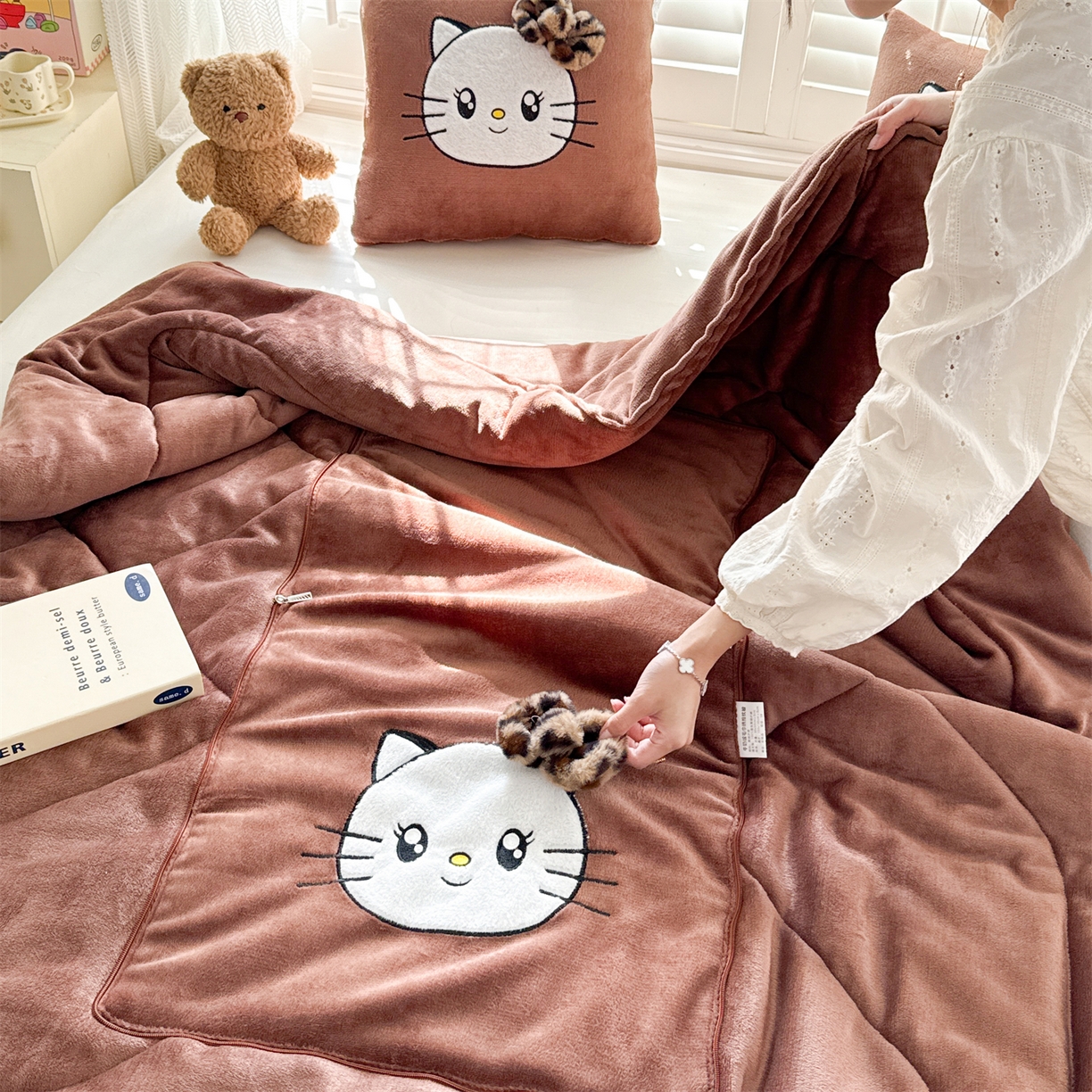 91家纺网 家纺一手货源 找家纺 （总）宝马家纺（原梦童画） 2025新款牛奶绒贴布绣抱枕被可爱猫咪