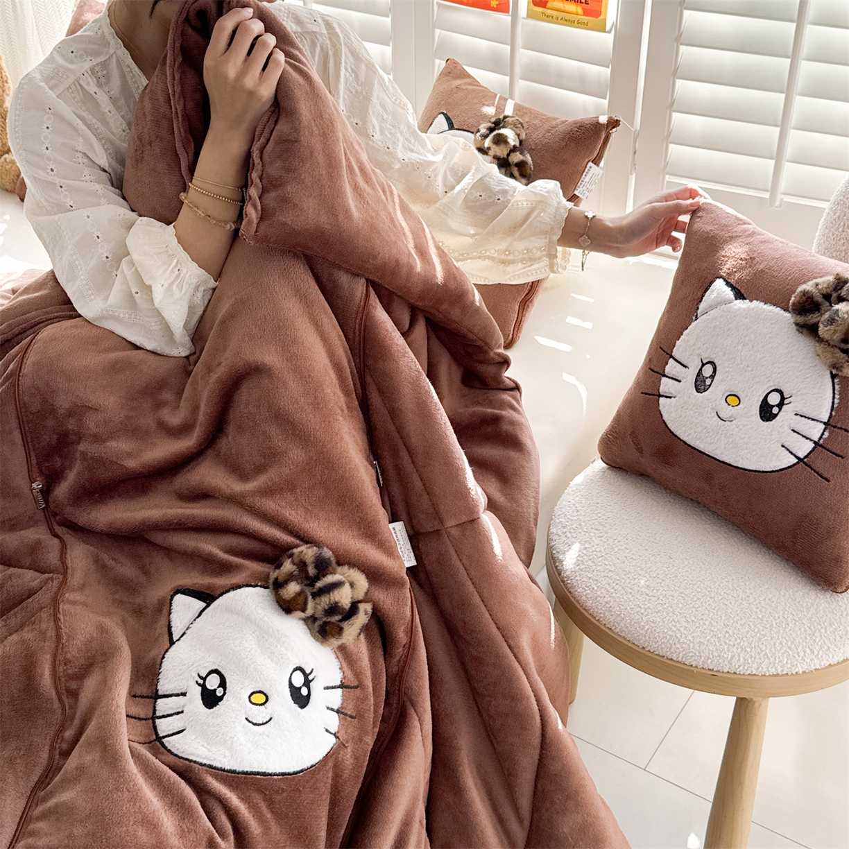 91家纺网 家纺一手货源 找家纺 （总）宝马家纺（原梦童画） 2025新款牛奶绒贴布绣抱枕被可爱猫咪