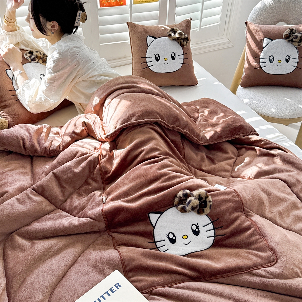 91家纺网 家纺一手货源 找家纺 （总）宝马家纺（原梦童画） 2025新款牛奶绒贴布绣抱枕被可爱猫咪