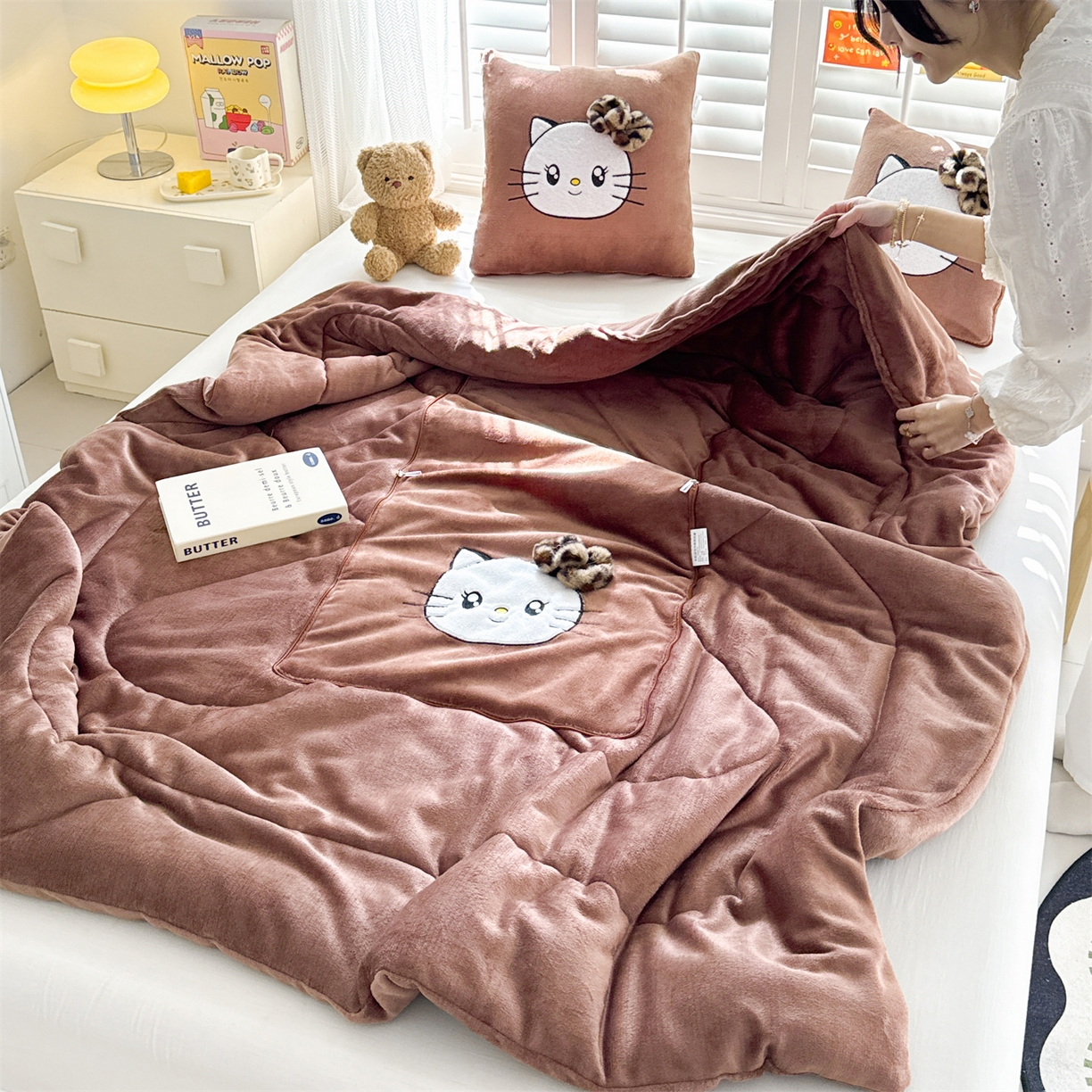 91家纺网 家纺一手货源 找家纺 （总）宝马家纺（原梦童画） 2025新款牛奶绒贴布绣抱枕被可爱猫咪