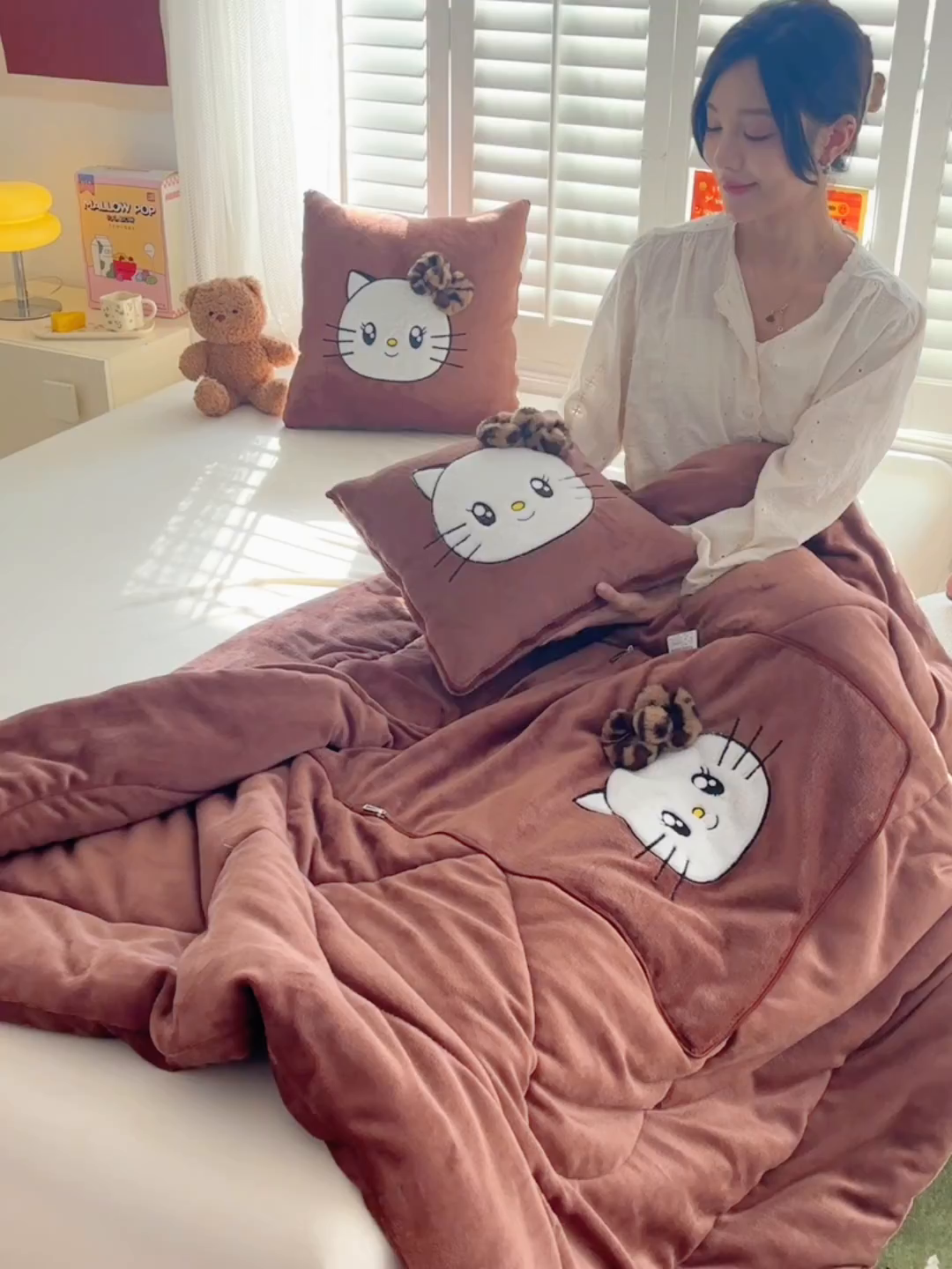 91家纺网 家纺一手货源 找家纺 （总）宝马家纺（原梦童画） 2025新款牛奶绒贴布绣抱枕被可爱猫咪