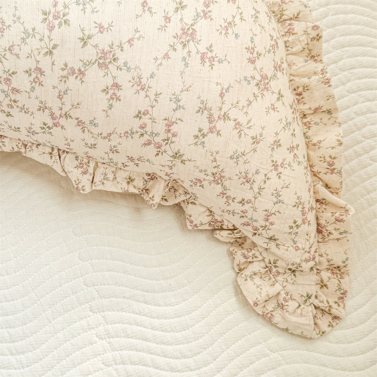 91家纺网 家纺一手货源 找家纺 （总）麦肯锡 2025新款全棉亚麻碎花月牙抱枕夹腿抱枕