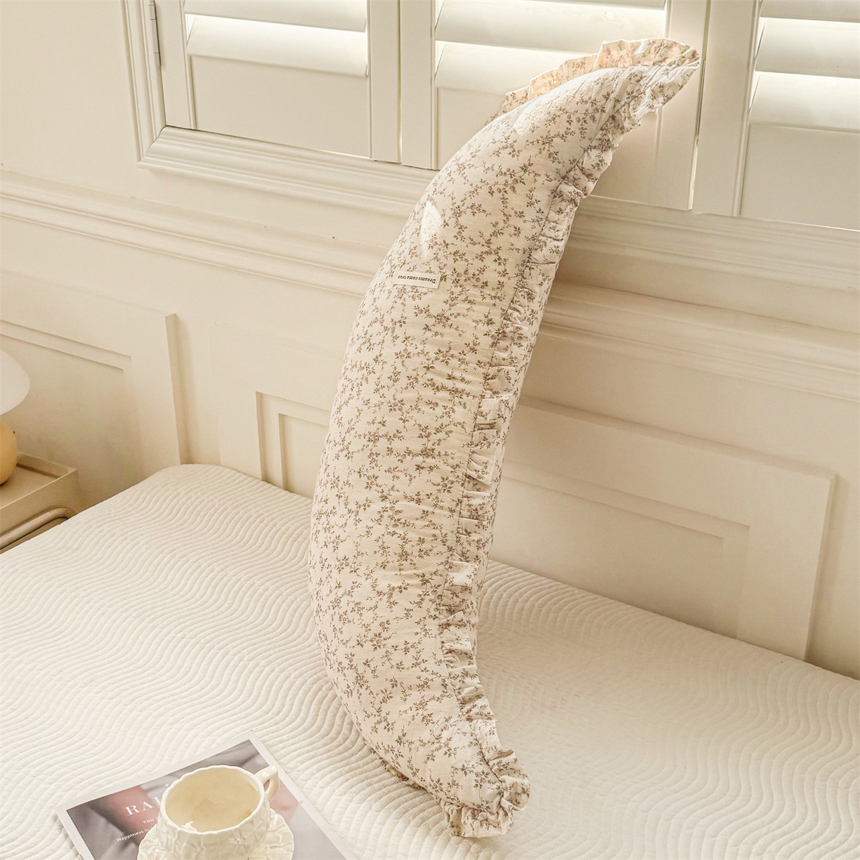 91家纺网 家纺一手货源 找家纺 麦肯锡 2025新款全棉亚麻碎花月牙抱枕夹腿抱枕 花眠小筑【产品图】/对