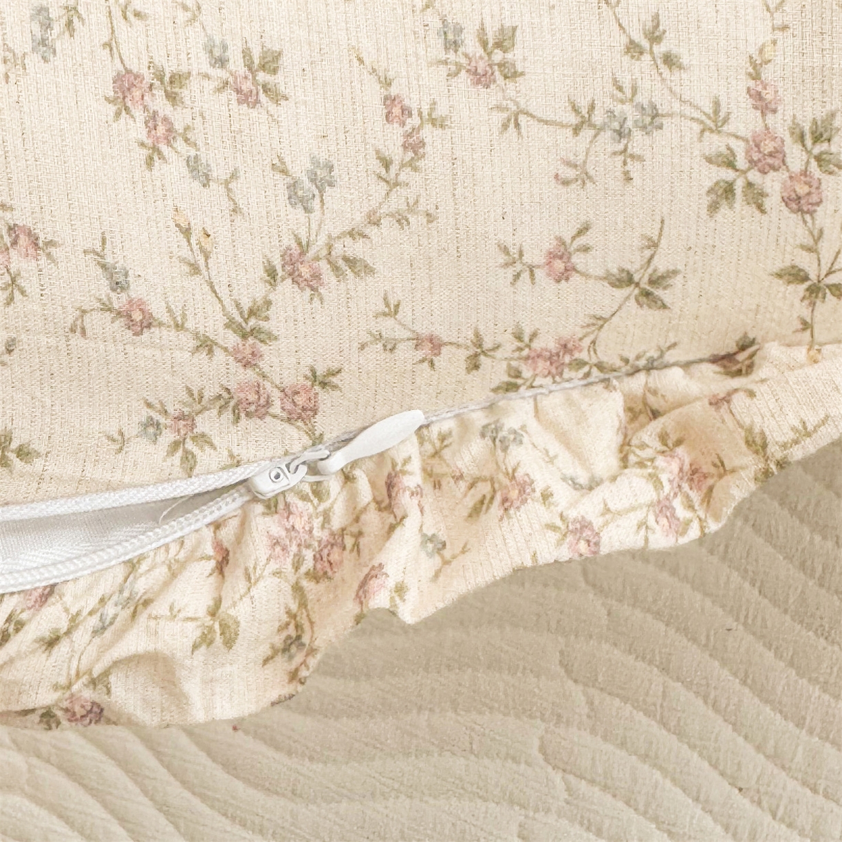 91家纺网 家纺一手货源 找家纺 麦肯锡 2025新款全棉亚麻碎花月牙抱枕夹腿抱枕 花眠小筑【产品图】/对