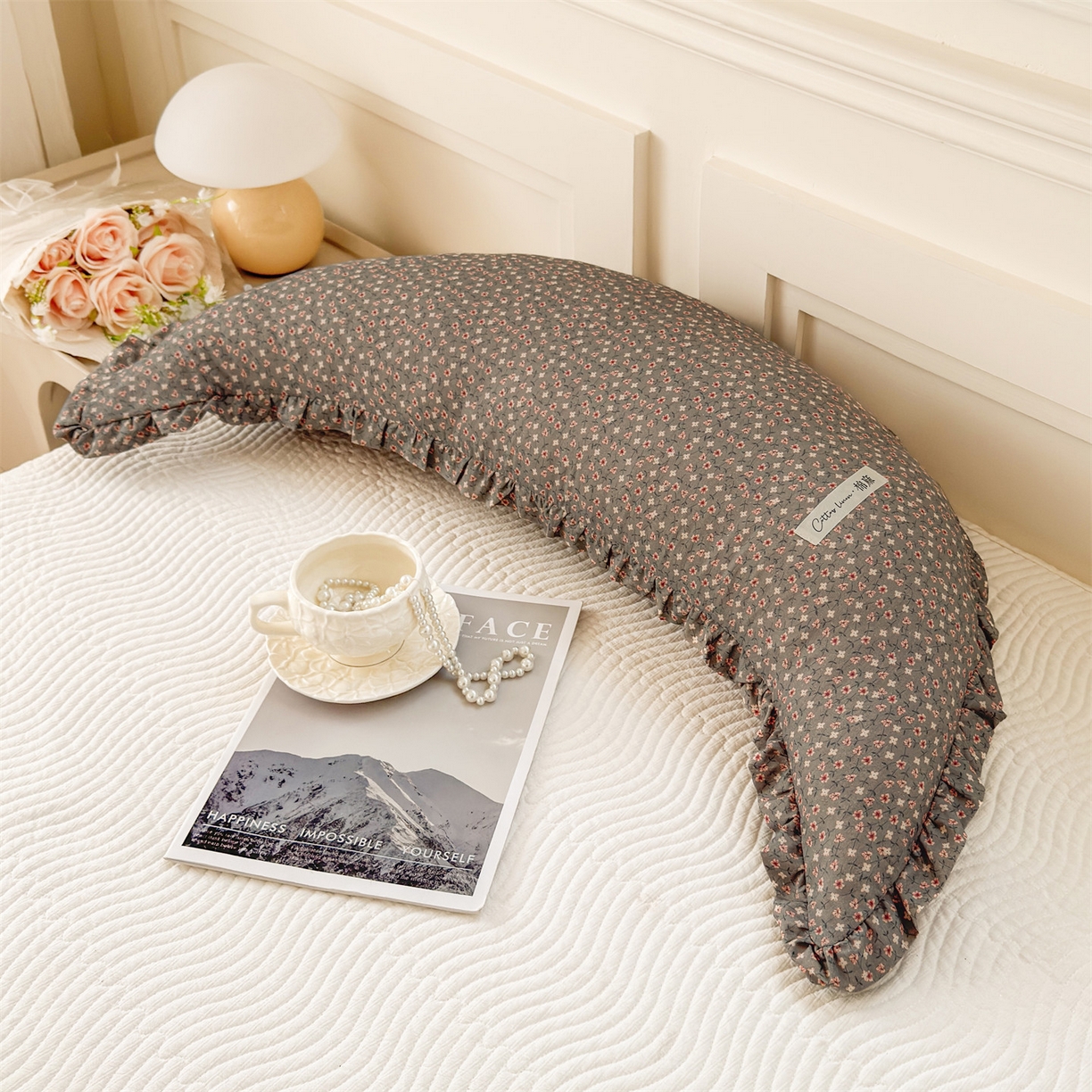 麦肯锡 2025新款全棉亚麻碎花月牙抱枕夹腿抱枕 焦糖花缀【产品图】/对