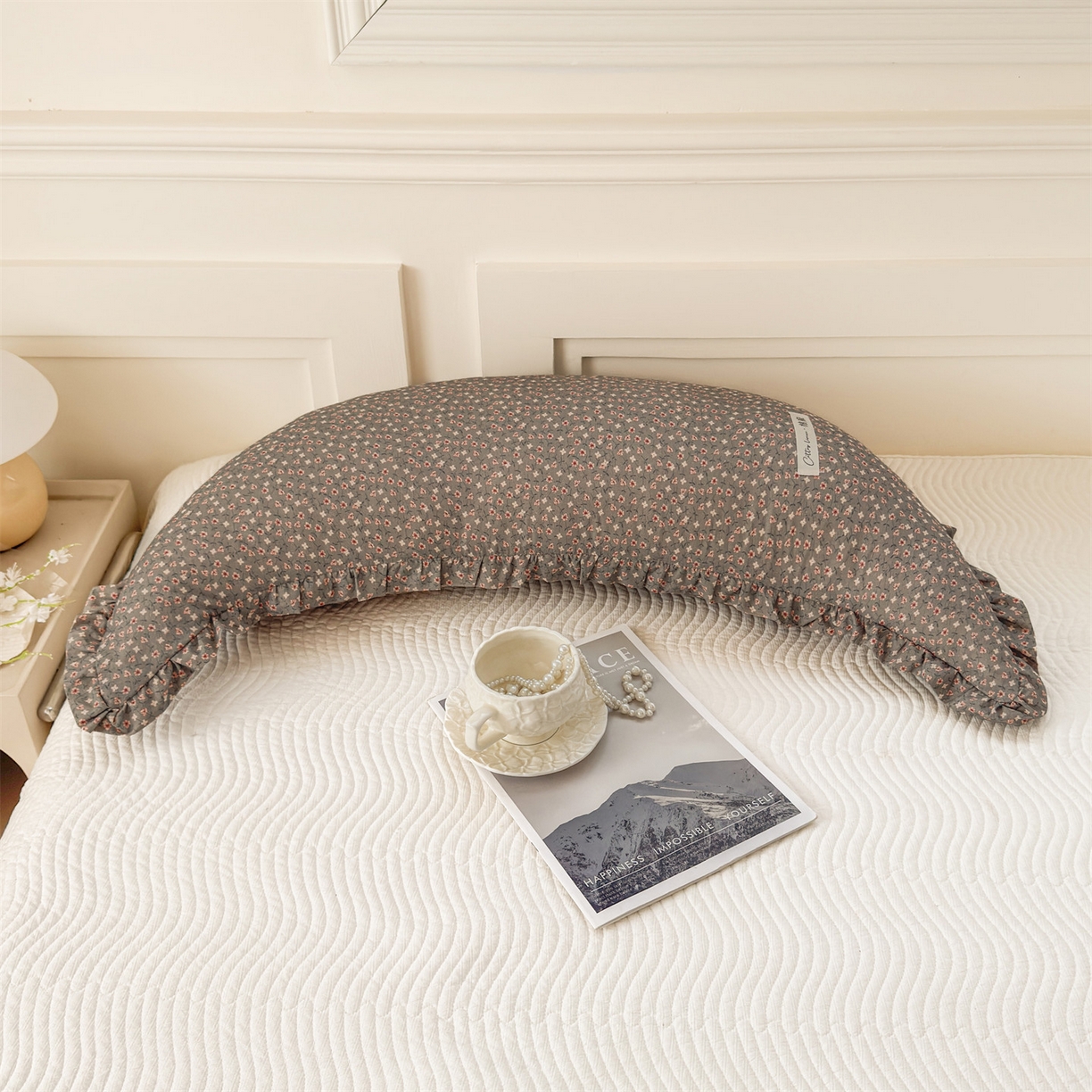 91家纺网 家纺一手货源 找家纺 麦肯锡 2025新款全棉亚麻碎花月牙抱枕夹腿抱枕 焦糖花缀【产品图】/对