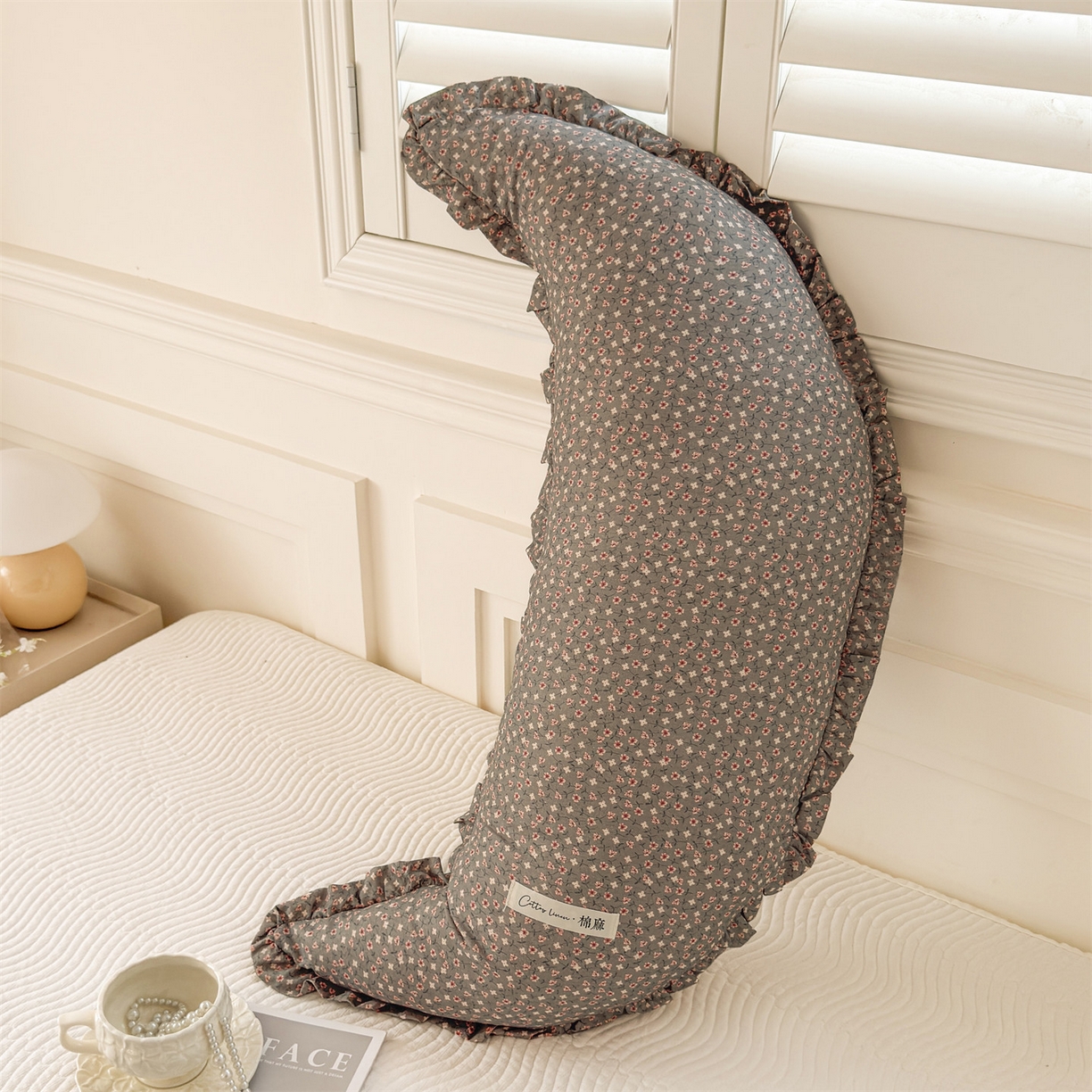 91家纺网 家纺一手货源 找家纺 麦肯锡 2025新款全棉亚麻碎花月牙抱枕夹腿抱枕 焦糖花缀【产品图】/对