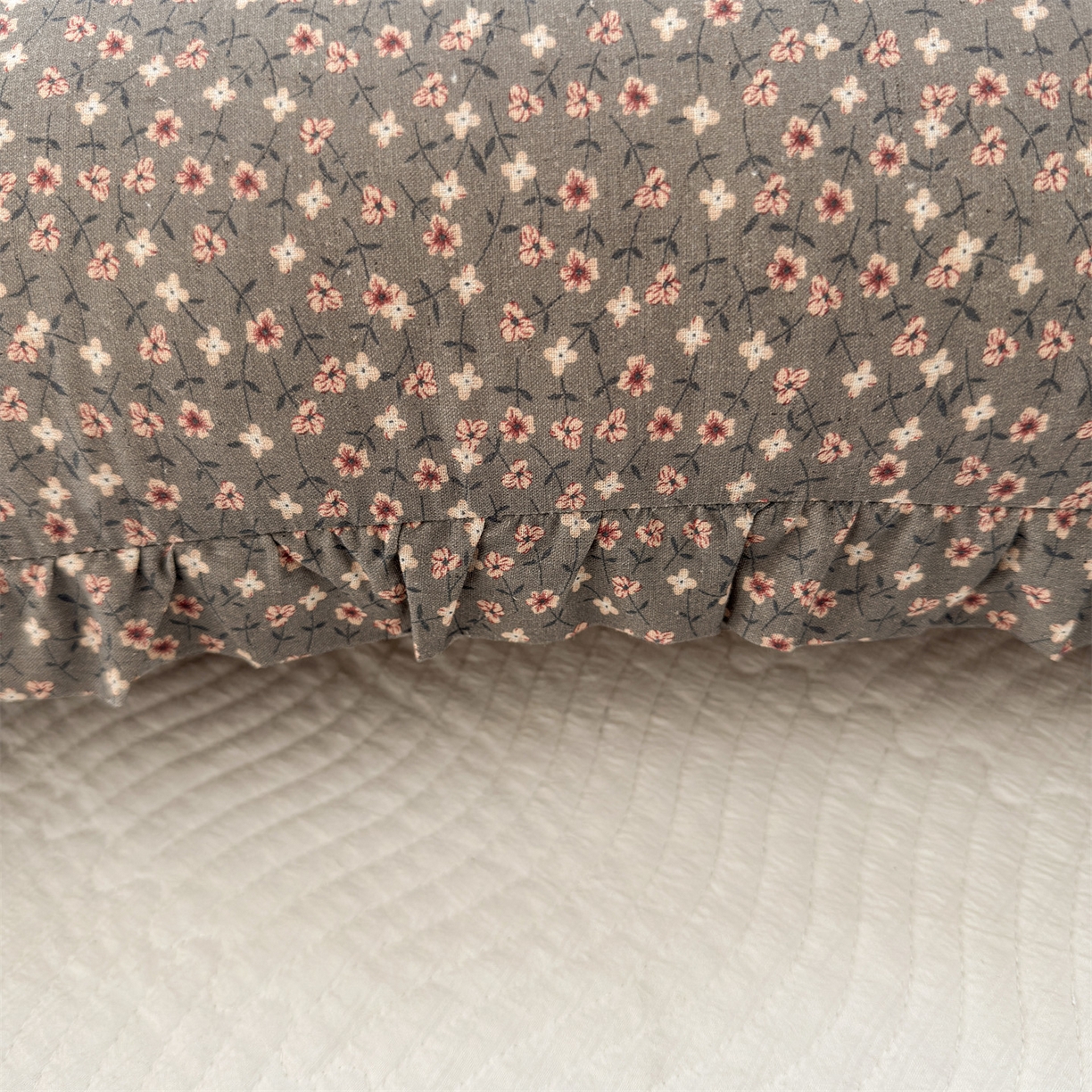 91家纺网 家纺一手货源 找家纺 麦肯锡 2025新款全棉亚麻碎花月牙抱枕夹腿抱枕 焦糖花缀【产品图】/对