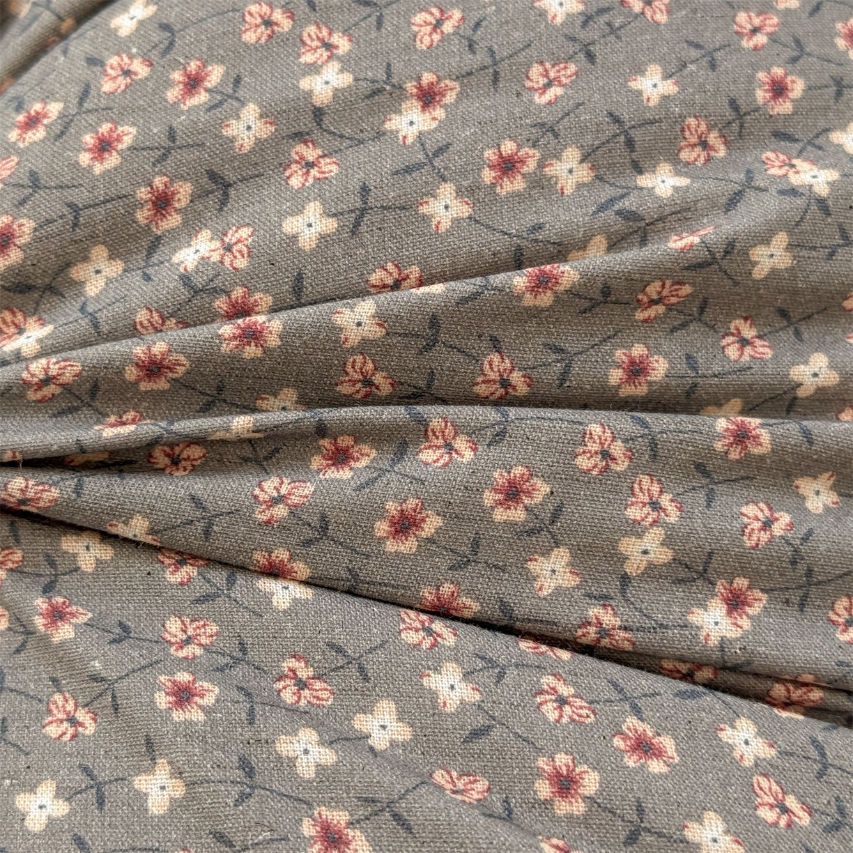 91家纺网 家纺一手货源 找家纺 麦肯锡 2025新款全棉亚麻碎花月牙抱枕夹腿抱枕 焦糖花缀【产品图】/对