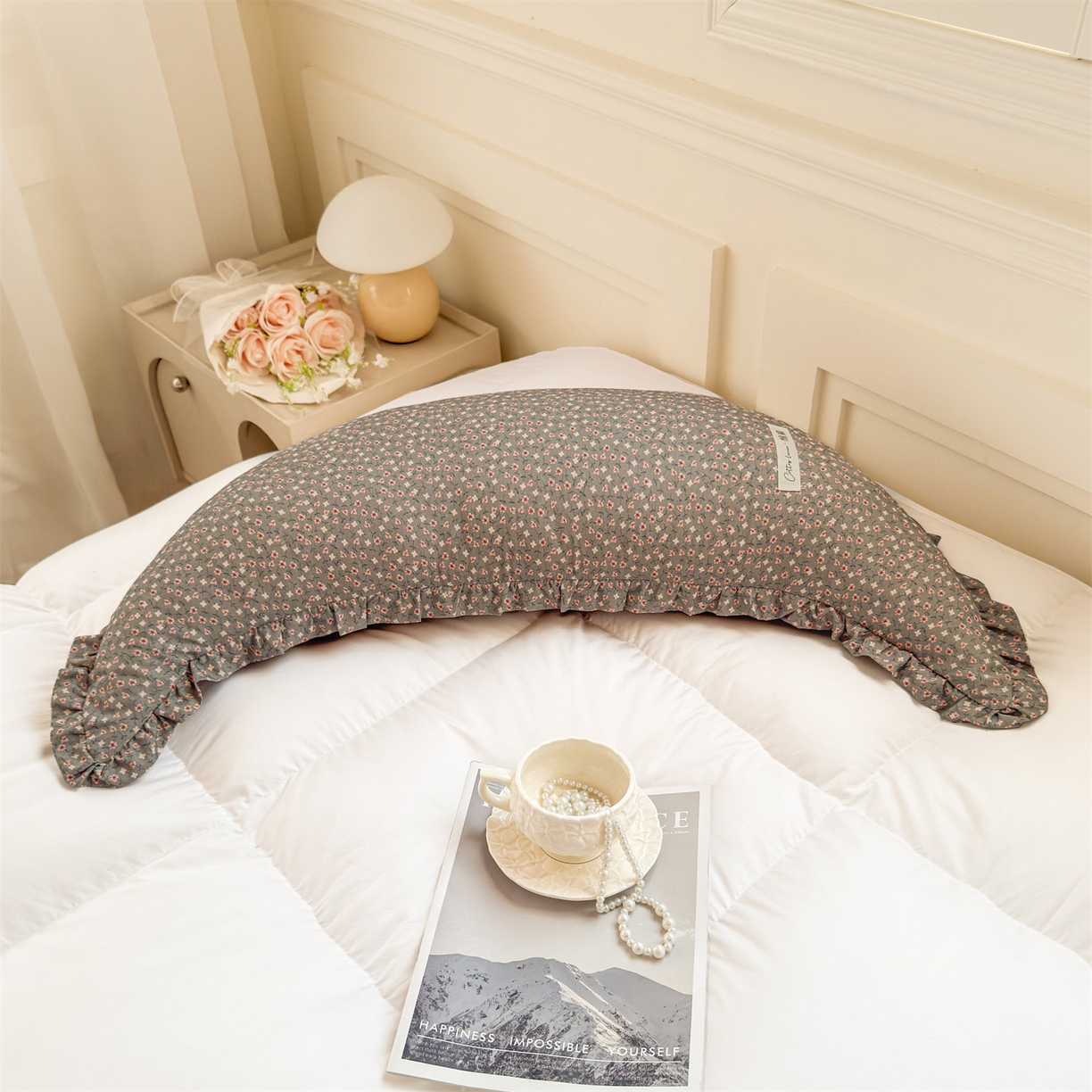 91家纺网 家纺一手货源 找家纺 麦肯锡 2025新款全棉亚麻碎花月牙抱枕夹腿抱枕 焦糖花缀【产品图】/对