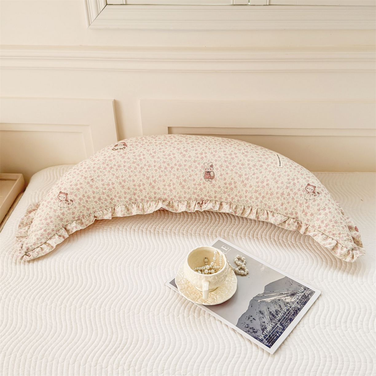 91家纺网 家纺一手货源 找家纺 麦肯锡 2025新款全棉亚麻碎花月牙抱枕夹腿抱枕 喵星花糯【产品图】/对