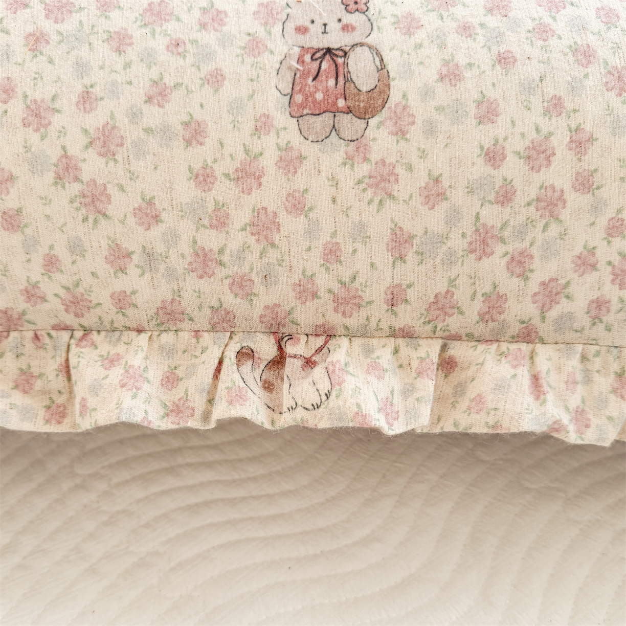 91家纺网 家纺一手货源 找家纺 麦肯锡 2025新款全棉亚麻碎花月牙抱枕夹腿抱枕 喵星花糯【产品图】/对