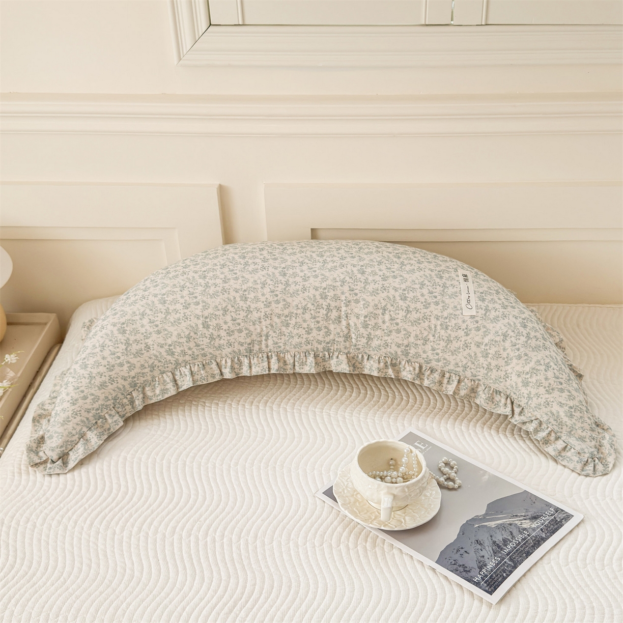 91家纺网 家纺一手货源 找家纺 麦肯锡 2025新款全棉亚麻碎花月牙抱枕夹腿抱枕 浅花漫语【产品图】/对