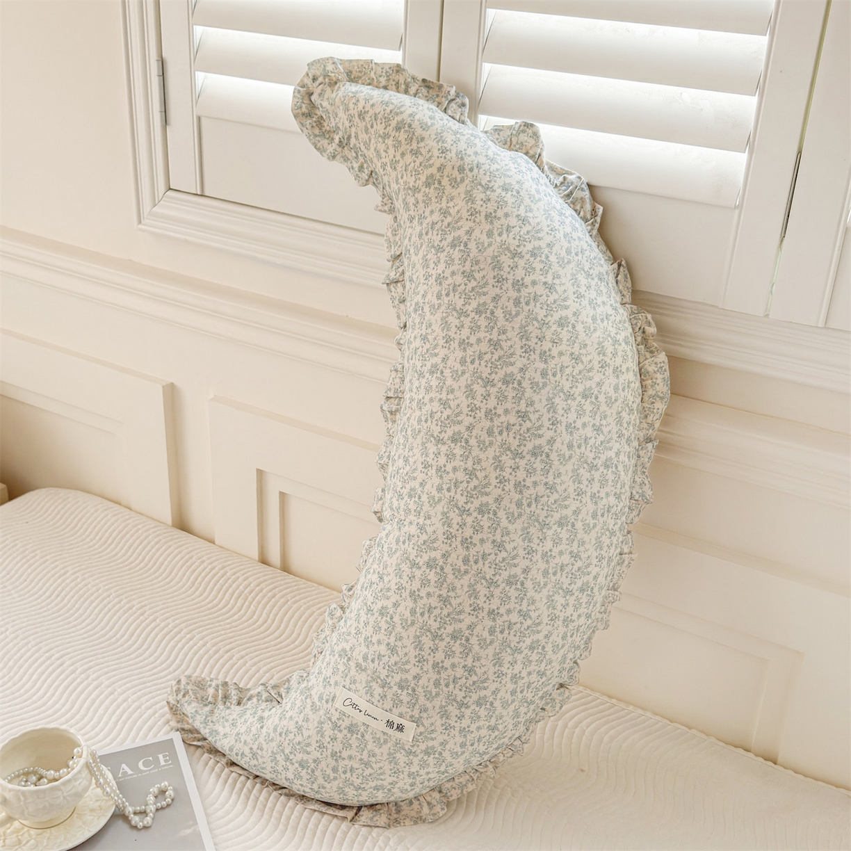 91家纺网 家纺一手货源 找家纺 麦肯锡 2025新款全棉亚麻碎花月牙抱枕夹腿抱枕 浅花漫语【产品图】/对