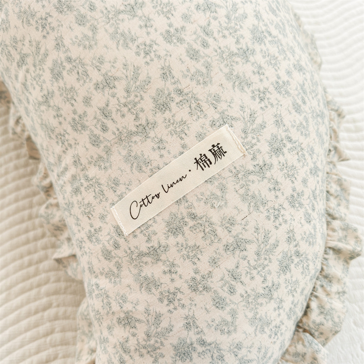 91家纺网 家纺一手货源 找家纺 麦肯锡 2025新款全棉亚麻碎花月牙抱枕夹腿抱枕 浅花漫语【产品图】/对