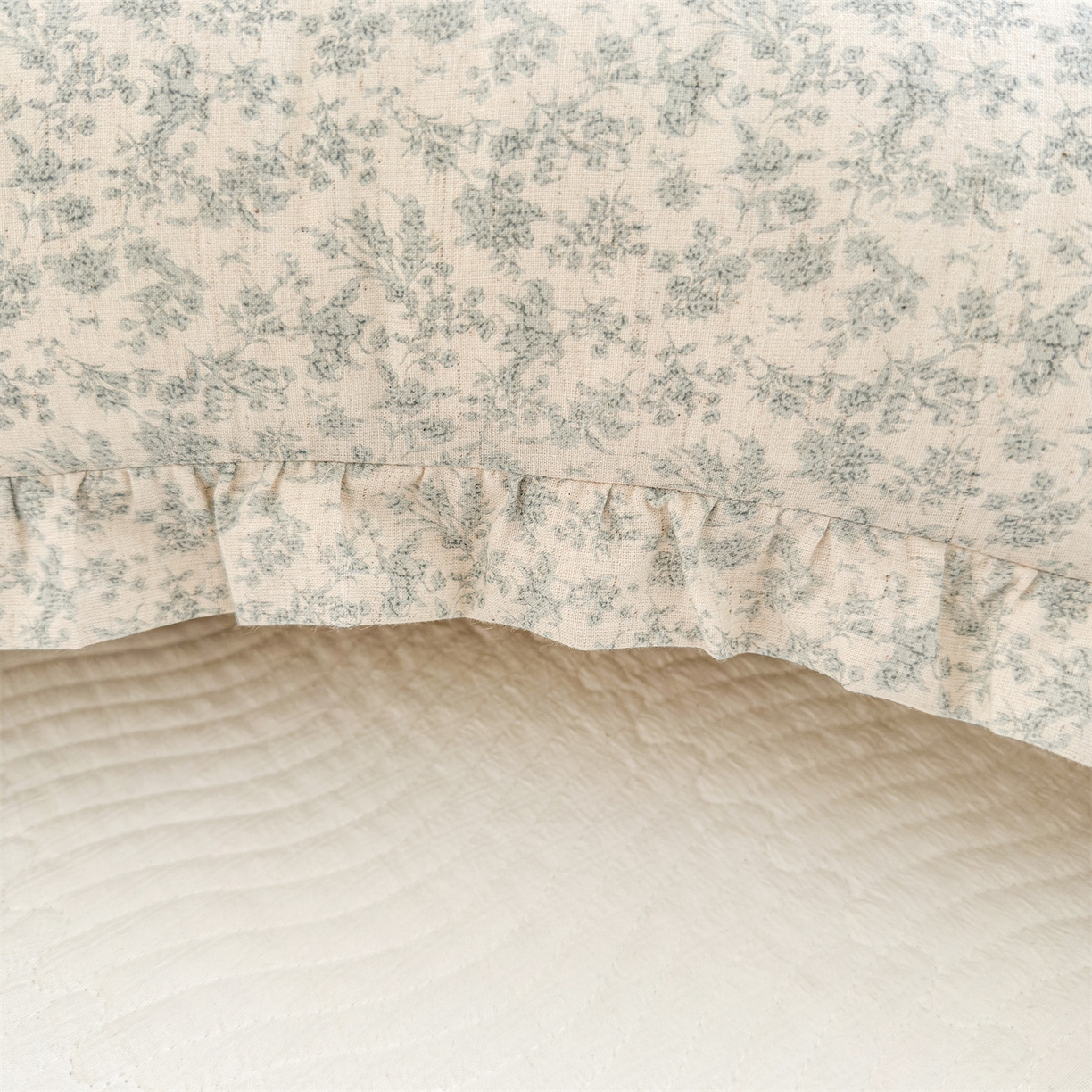 91家纺网 家纺一手货源 找家纺 麦肯锡 2025新款全棉亚麻碎花月牙抱枕夹腿抱枕 浅花漫语【产品图】/对