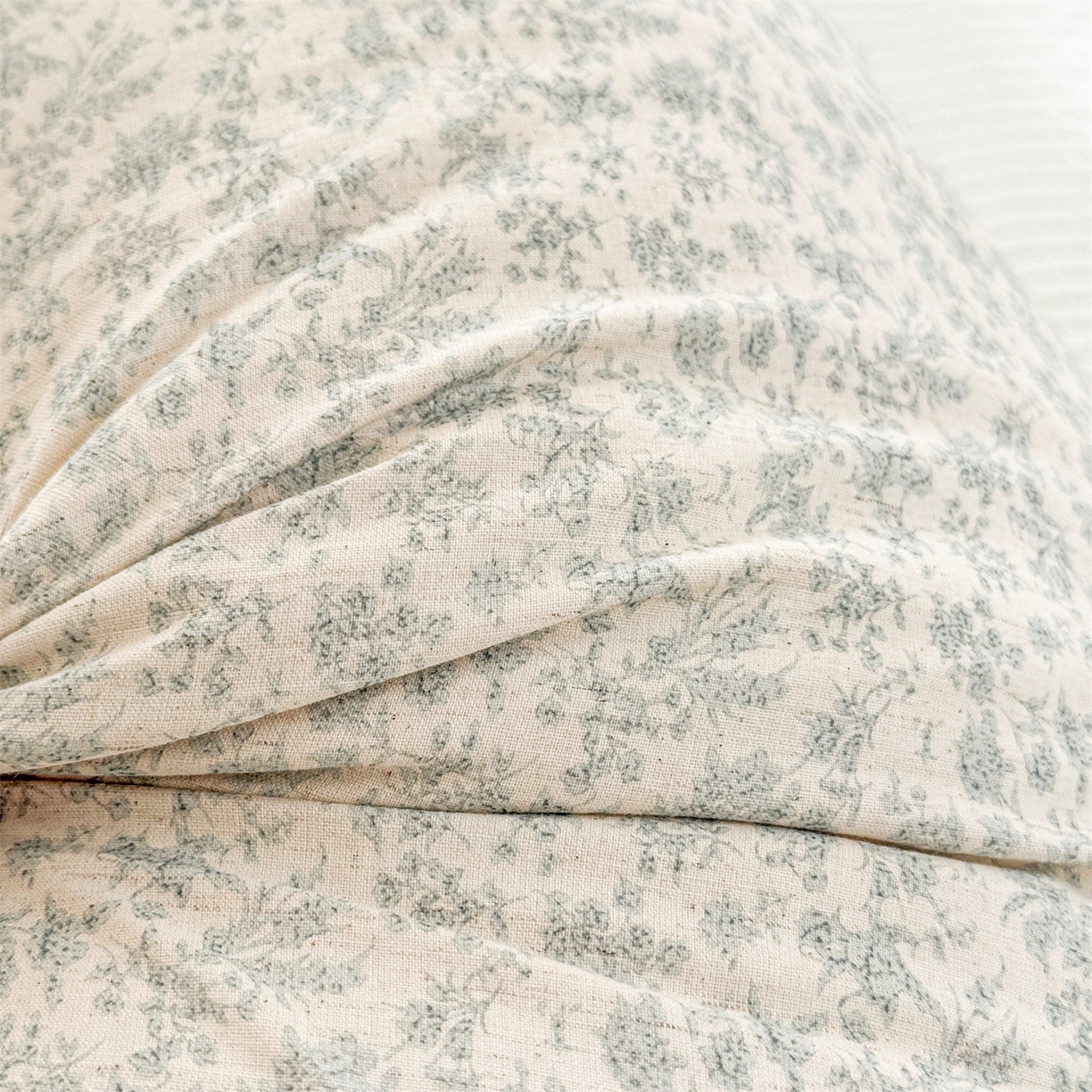 91家纺网 家纺一手货源 找家纺 麦肯锡 2025新款全棉亚麻碎花月牙抱枕夹腿抱枕 浅花漫语【产品图】/对