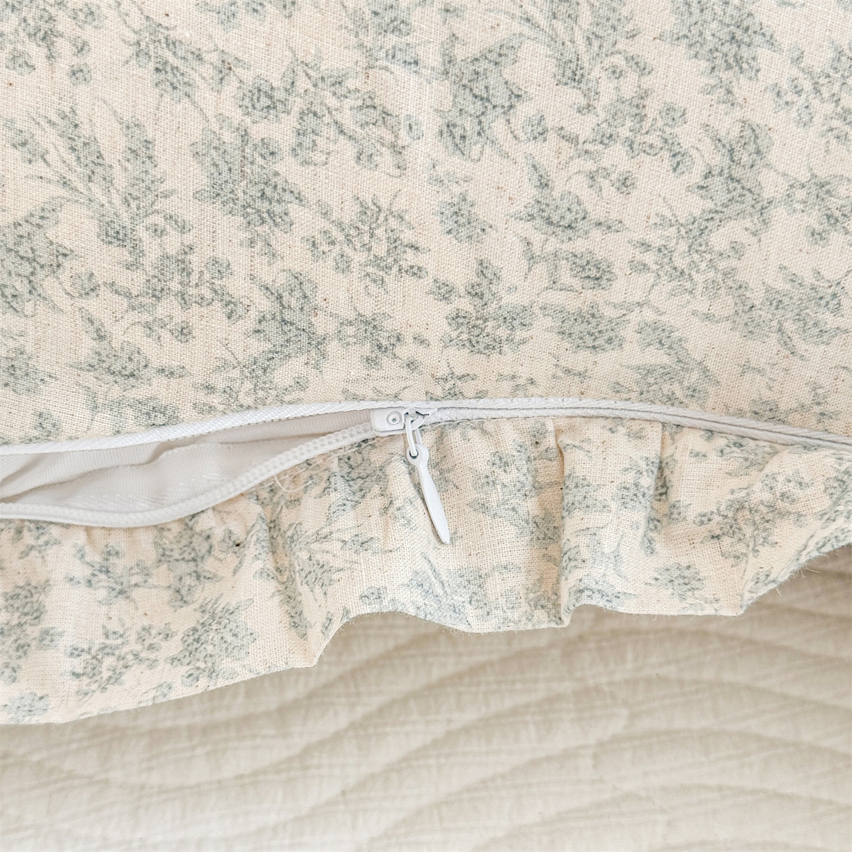 91家纺网 家纺一手货源 找家纺 麦肯锡 2025新款全棉亚麻碎花月牙抱枕夹腿抱枕 浅花漫语【产品图】/对