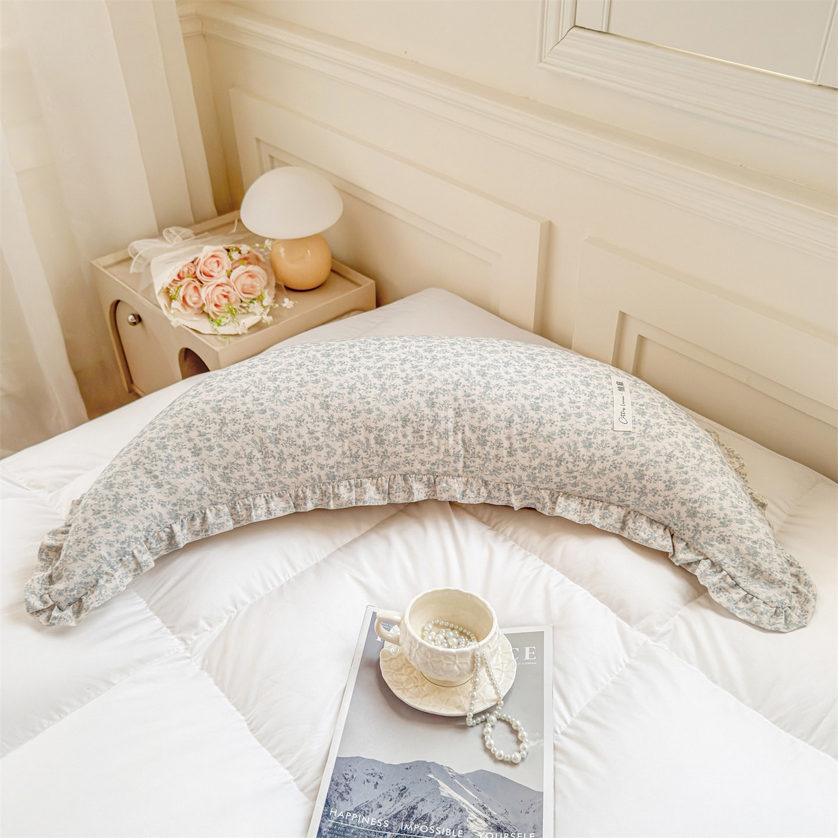 91家纺网 家纺一手货源 找家纺 麦肯锡 2025新款全棉亚麻碎花月牙抱枕夹腿抱枕 浅花漫语【产品图】/对