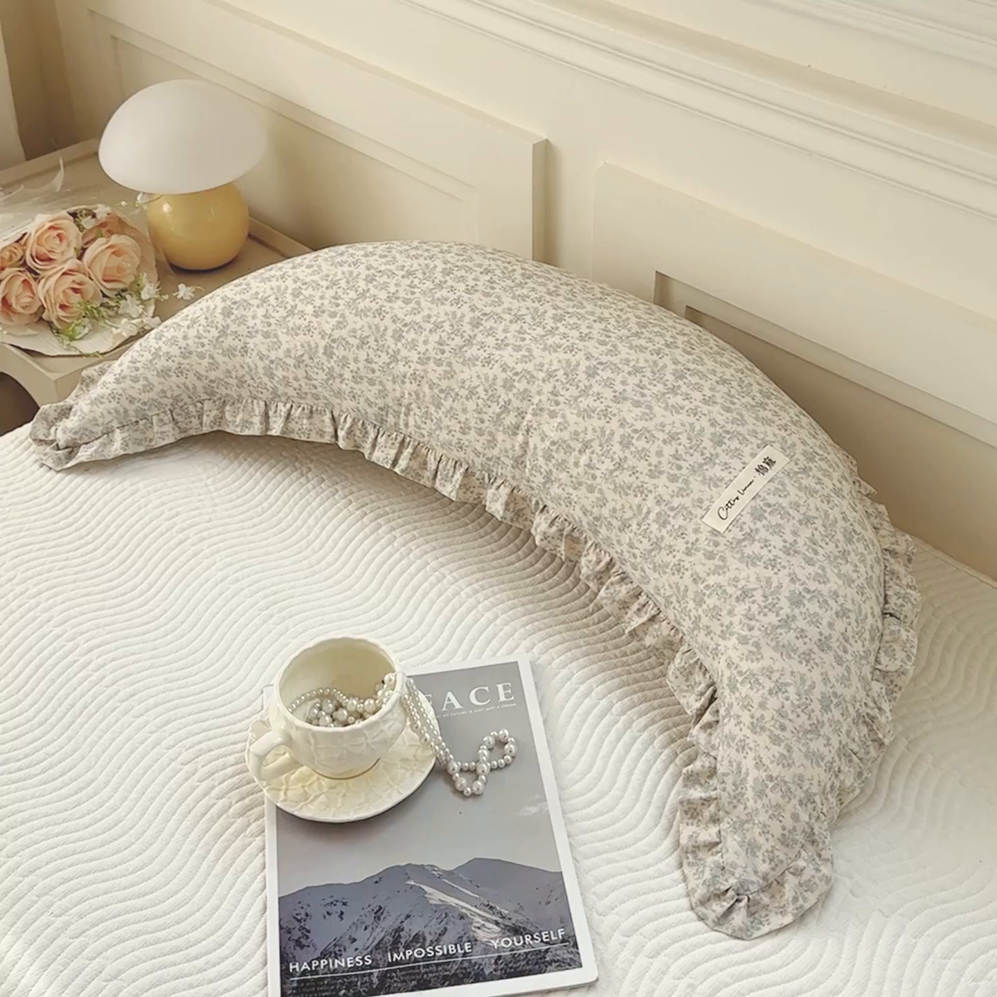 91家纺网 家纺一手货源 找家纺 麦肯锡 2025新款全棉亚麻碎花月牙抱枕夹腿抱枕 浅花漫语【产品图】/对