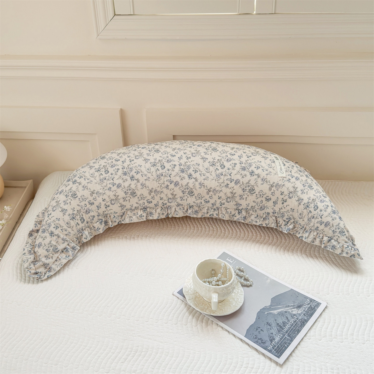 91家纺网 家纺一手货源 找家纺 麦肯锡 2025新款全棉亚麻碎花月牙抱枕夹腿抱枕 素色花影【产品图】/只