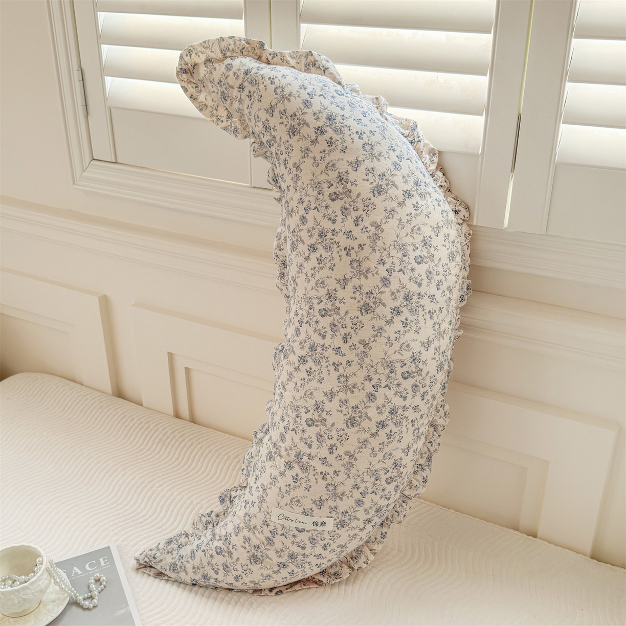 91家纺网 家纺一手货源 找家纺 麦肯锡 2025新款全棉亚麻碎花月牙抱枕夹腿抱枕 素色花影【产品图】/只