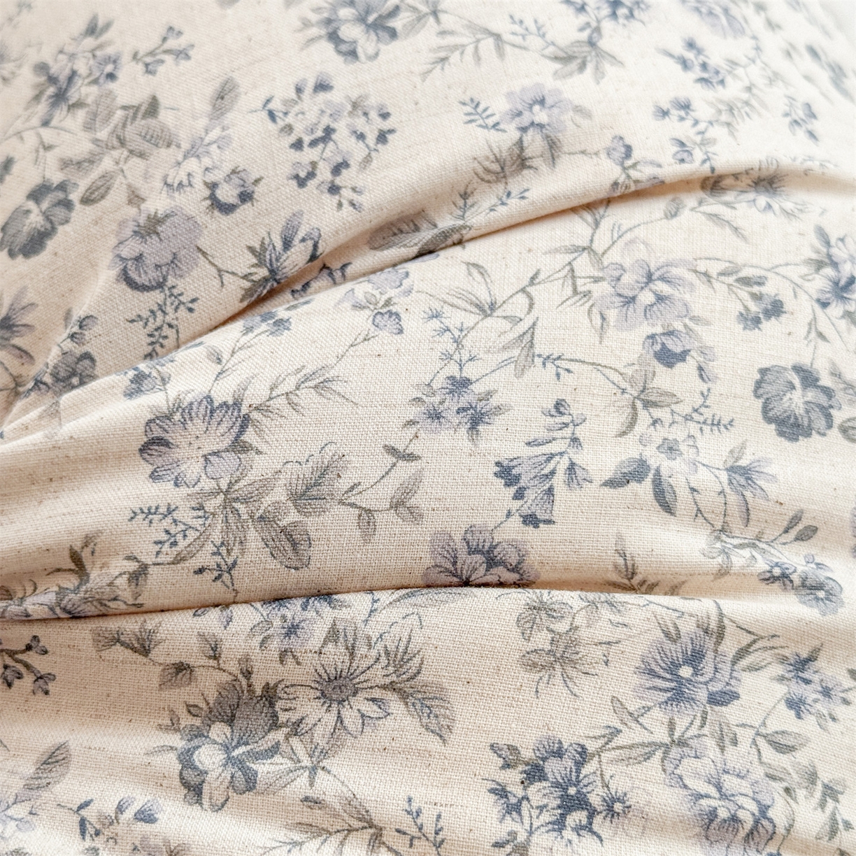 91家纺网 家纺一手货源 找家纺 麦肯锡 2025新款全棉亚麻碎花月牙抱枕夹腿抱枕 素色花影【产品图】/只